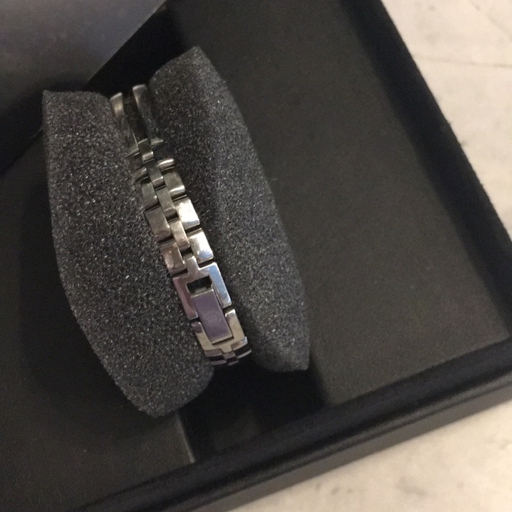 Movado Mother of Pearl Dial/Silver Band Ladies - Picture 4 of 16